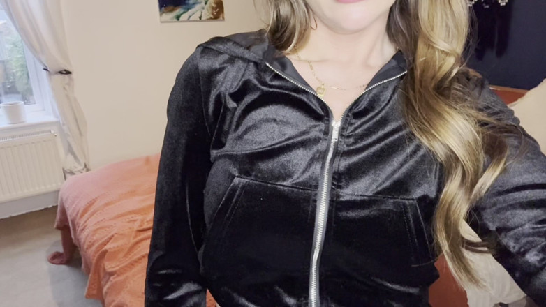 Pinkbabygx: Awek Little Chav di Velour Tracksuit dikongkek dua belah &amp; memancut...