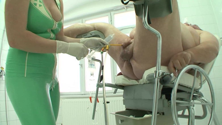 German BDSM MMV: BDSM Domina ze swoimi męskimi niewolnikami bicie piłek i ustalanie