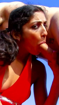 Morena c con tetas pequeñas hace una mamada profunda y folla duro