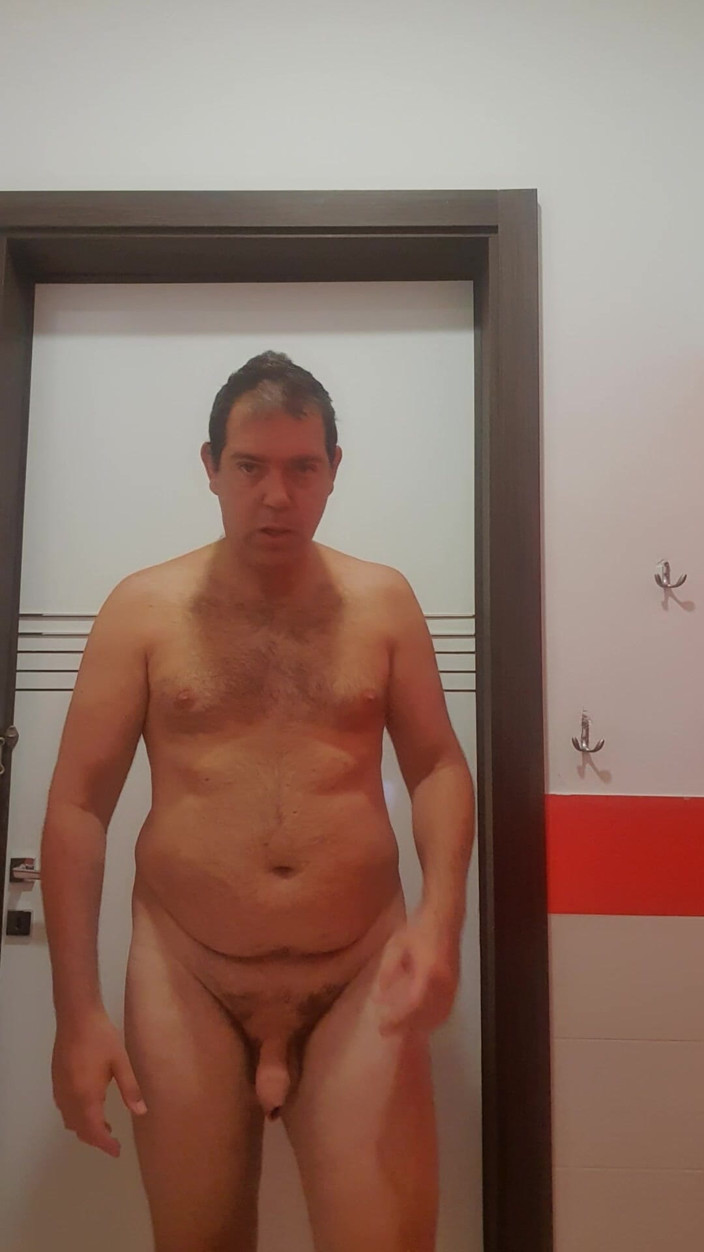 Mirko2589: Herkes açık tuvalette çıplak