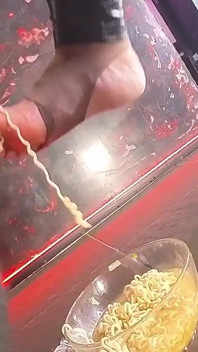 Köle için akşam yemeği: altın nektar ve kirli ayak peelingi ile sırılsıklam hızlı erişteler