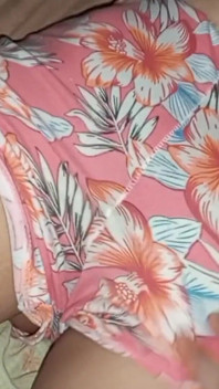 Une belle demi-sœur de 18 ans se fait doigter son trou mouillé et elle aime ça - amateur maison