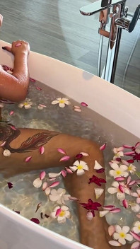 Mandi milf blossoms bogel melancap di kalangan bunga