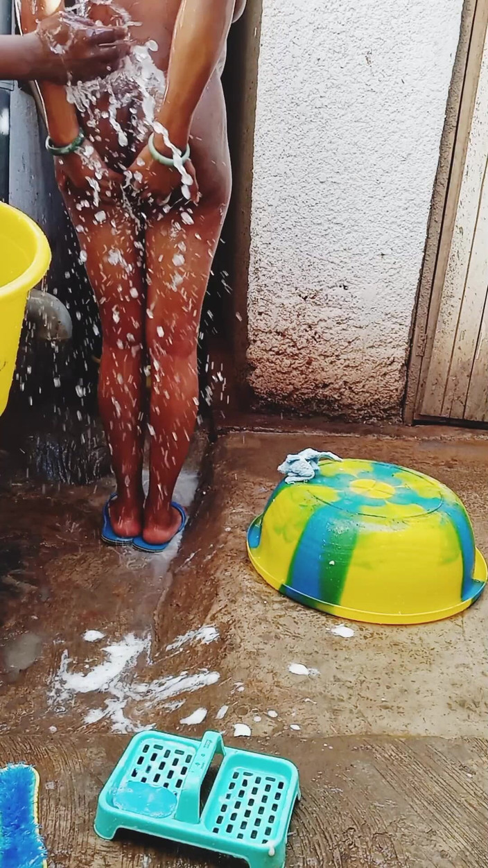 Me and my new slut: 在户外给我怀孕的女友洗澡，肮脏的环境氛围