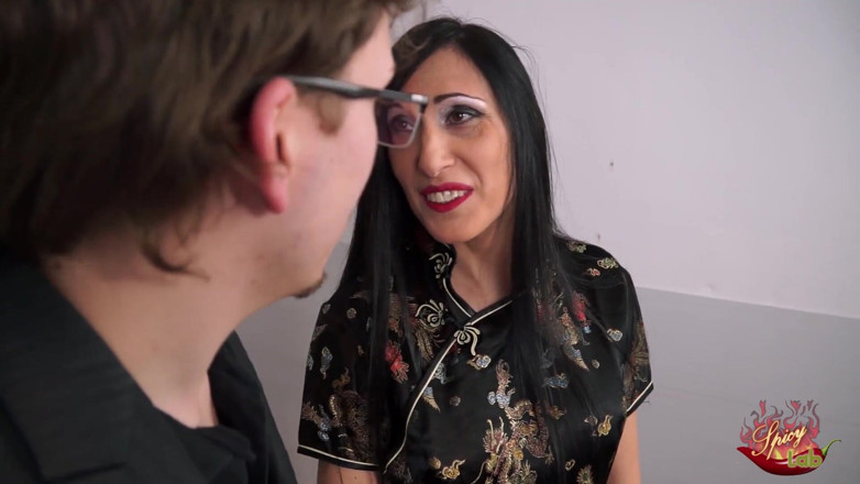 Spicy Lab Production: Brunette vrouw neukt je vrienden