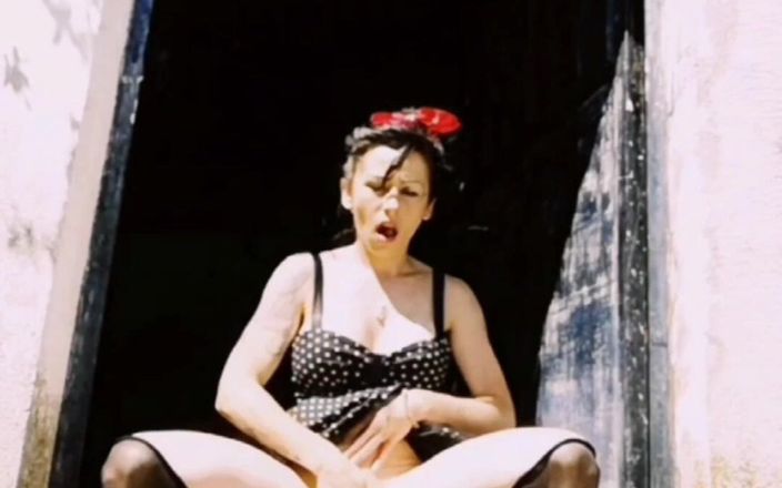 Maria Von Schnee: Pin-up Shhh