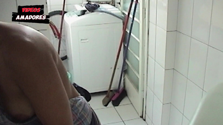 Amateurs videos: Pembantu rumah dirakam bekerja berbogel