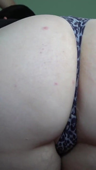Une géante sexy suce une bite et tu fais partie de son cul