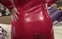 Larisa Cum: Ik speel in een rood latexpak met mijn lichaam, streel...