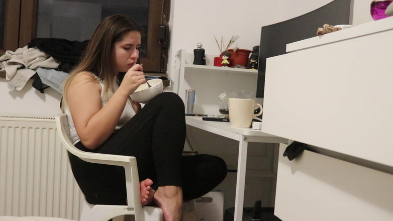 NipsAndStrips: saat makan di mejaku