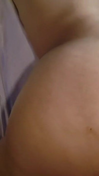 Ma première fois. Une fille timide de 18 ans fait ses débuts et adore les de vieux