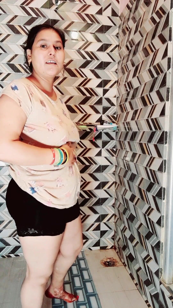 Puja555: Puja bhabhi badezimmer