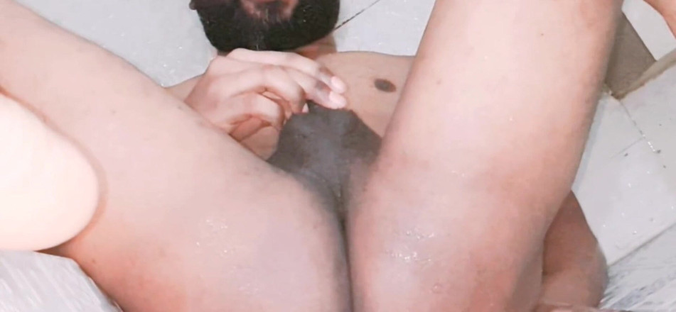 Sissy Bisexual: खुद के मुंह पर मूतना