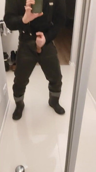 ゲイの軍人たちがセックスする。私はラバーブーツとレザーパンツを履いている