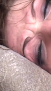 Lágrimas de felicidad en sus ojos mientras él embiste con fuerza el anal