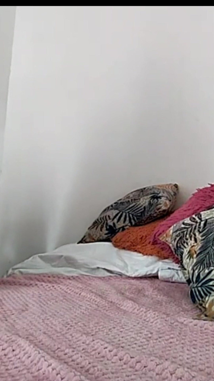 Yessika Baker: MILF melancap pada kamera