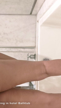 Siiya la bhabhi indienne se baigne à poil, pisse et doigte dans la baignoire de l’hôtel