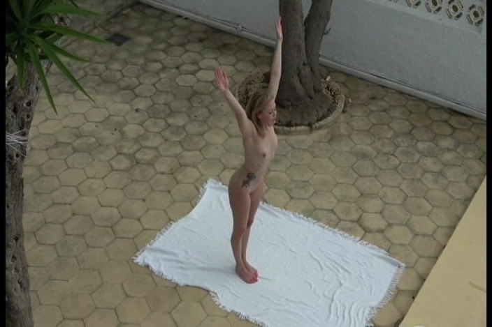 UKCuteGirl Lucy Lauren: Açık havada yoga köpüklü göt tıkacıyla esnetiyor