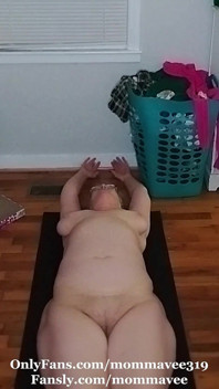 Sexy milfka dělá nahou jógu!