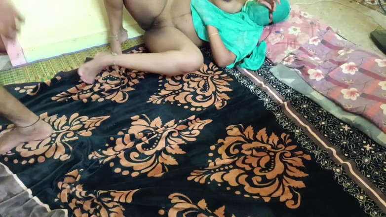 DonJM25: 女王在家玩弄男朋友继子和继母非常热辣的性感视频