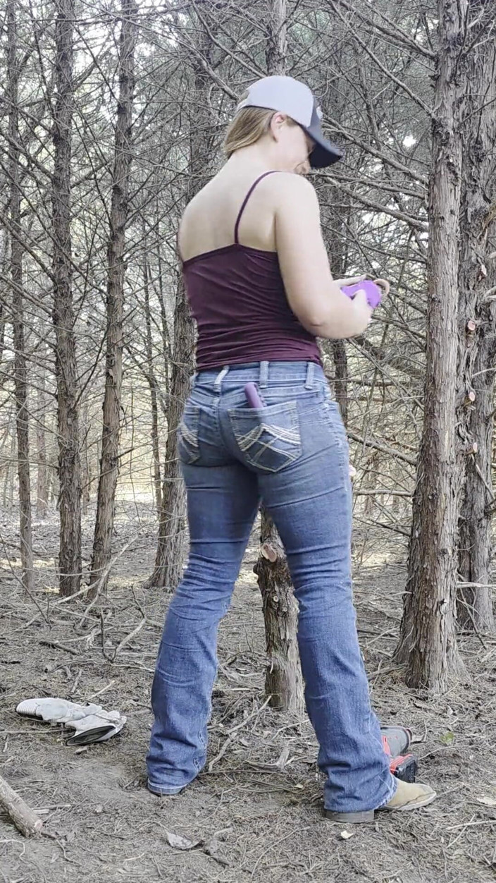 NaughtyRedFarmgirl: 赤毛が森で膣を抱き、あちこちに噴きかけている