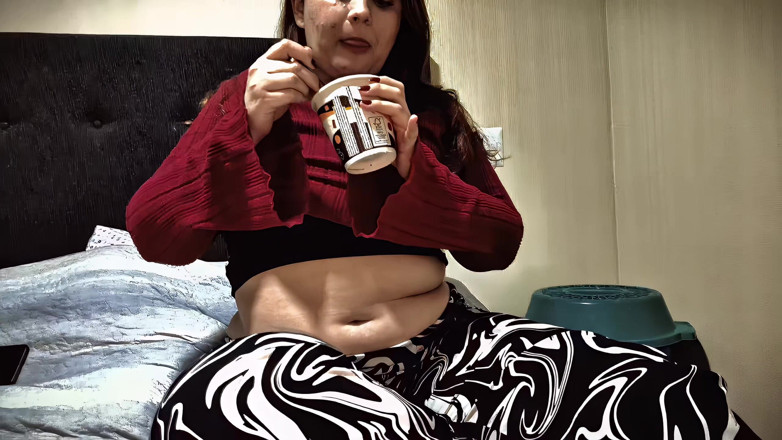 Nicole Passat: Nicole'un Yatma Zamanı atıştırması: Soyunuyor, Azdırıyor Ve Büyük Yumuşak Göbeğimi...