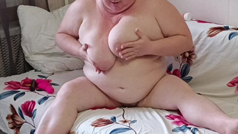 Zona901: 隣人はおもちゃで彼女の毛むくじゃらのオマンコを自慰行為するのに時間を費やします