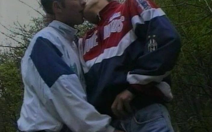 Gay 90's Vintage Porn: 好色的男性皮肤接触 #2