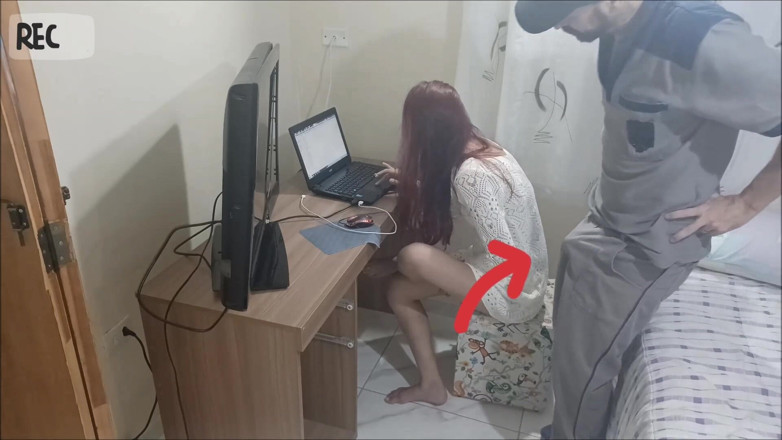 ksalnovinhos: Housewife Home Alone Receives Maintenance Man!