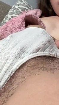 Chica peluda ama instrucciones de paja y semen juntos