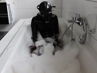 Latex Desire: Ağır kauçukta rahatlama banyosu
