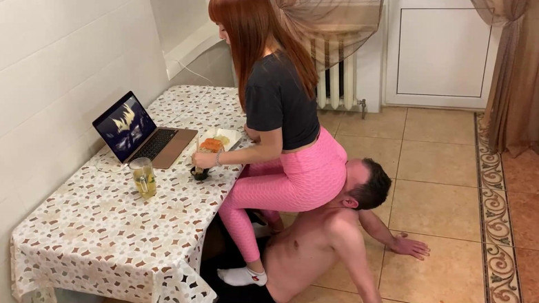 Petite Princesses Femdom: 남친을 인간 가구로 사용하고 의자 노예로 부엌에서 저녁 식사를 하는 Kira - 펨돔 무시