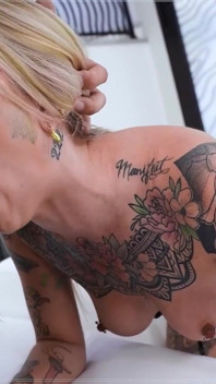L'anale grezzo fa l'orgasmo della ragazza del college