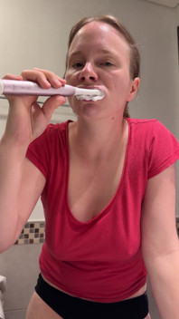 아침 일찍부터 젖꼭지가 너무 단단해져 있어요