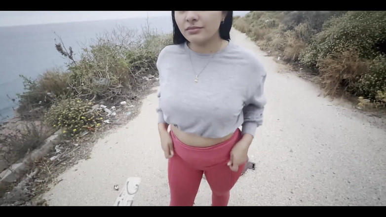 Holycandy: Шлюха с многоугольника сосет у меня