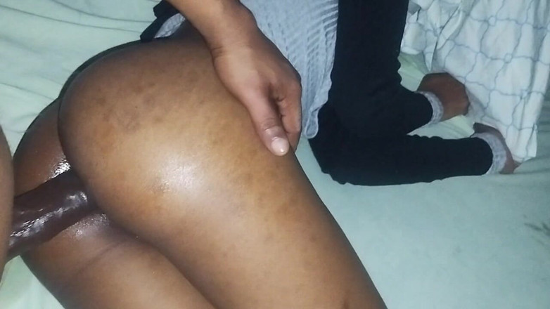 Island Bratz: 새엄마가 내 엉덩이만 따먹는지 몰라