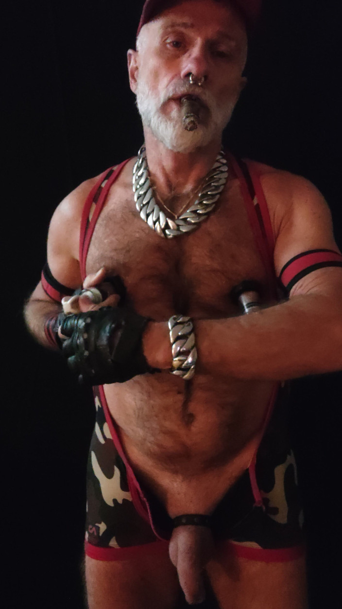 MusclesCigarsFFPig: Ngocok sambil merokok gar