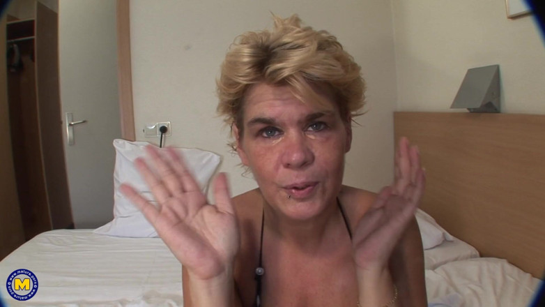 Mature NL: 成熟したアマチュア妻のアニが自慰し、フェイシャルを受ける