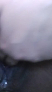 Cewek ini lagi asik fingering memeknya sampai dicrot di dalam - close up