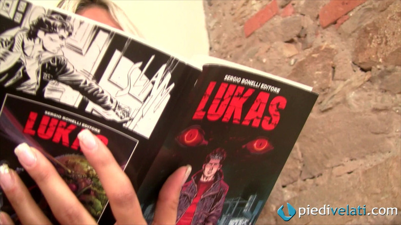 Best Nylon Feet Videos: Samantha Looks as Hot as Ever Dressed All in Pink