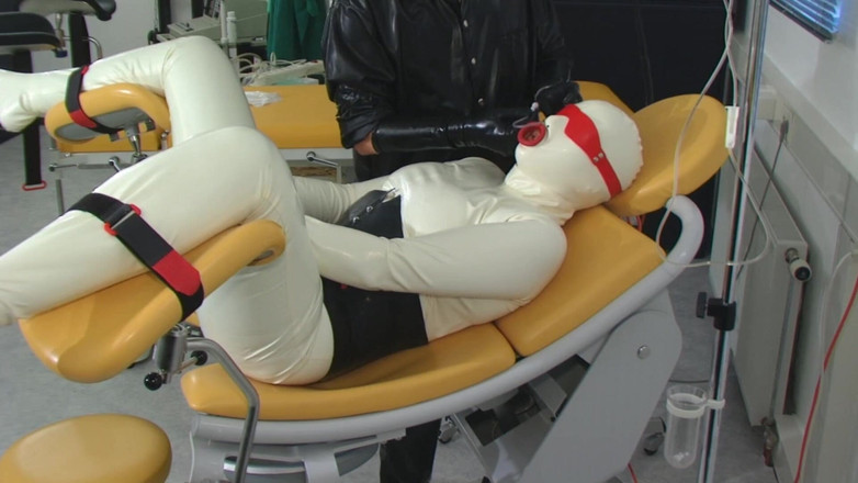 Rubber & Clinic Studio - 1ATOYS: Expérience de pisse extrême