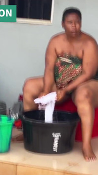 African Mama Multitasks w niedzielny poranek