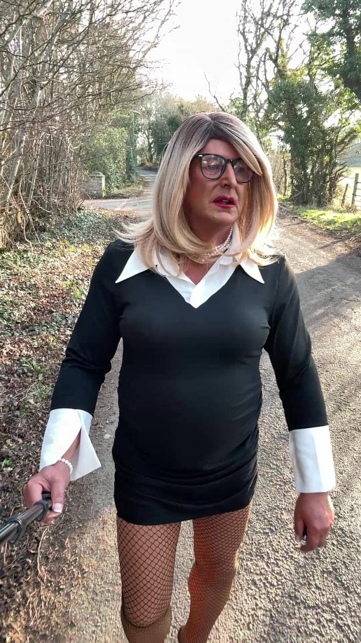 Kellycd2022: Sexy travestiet Kellycd2022 loopt langs de laan