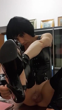 Super geile travestiet Helena Black stopt een dildo in haar kont en likt er haar eigen sperma van af