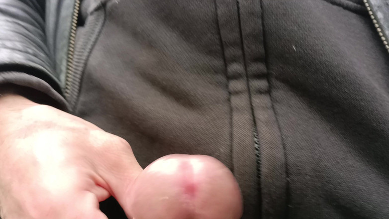 Rockardglans: Velký neobřezaný cestovní penis, zblízka Honění v lese v pracovním...