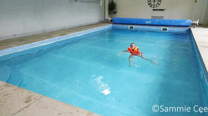 Sammie Cee: Lifejacket sviming soot pool vishram