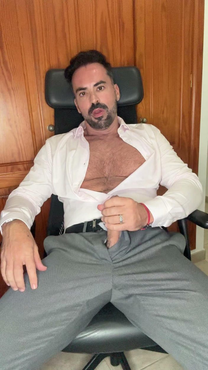 MaelHunter: Je me masturbe à la maison en costume, juste après mon...