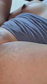 Gorący anal – moja przyrodnia siostra jeździ na moim kutaszu i dochodzi