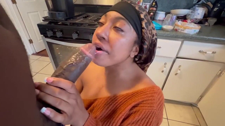 Fijii pornbox: Pipe par une grosse bite noire dans la cuisine