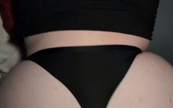 EvStPorno: 我在她父母的房间里操我的妻子。第一人称视角 穿着性感内裤的大丰满屁股